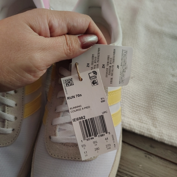 New Adidas Originals Run 70s Sneaker Size Women's 11 - Picture 11 of 13